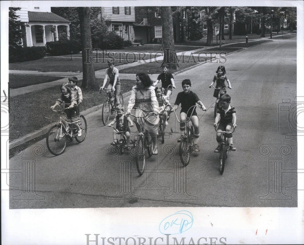 1954 Press Photo Mother riding Bikes with Kids