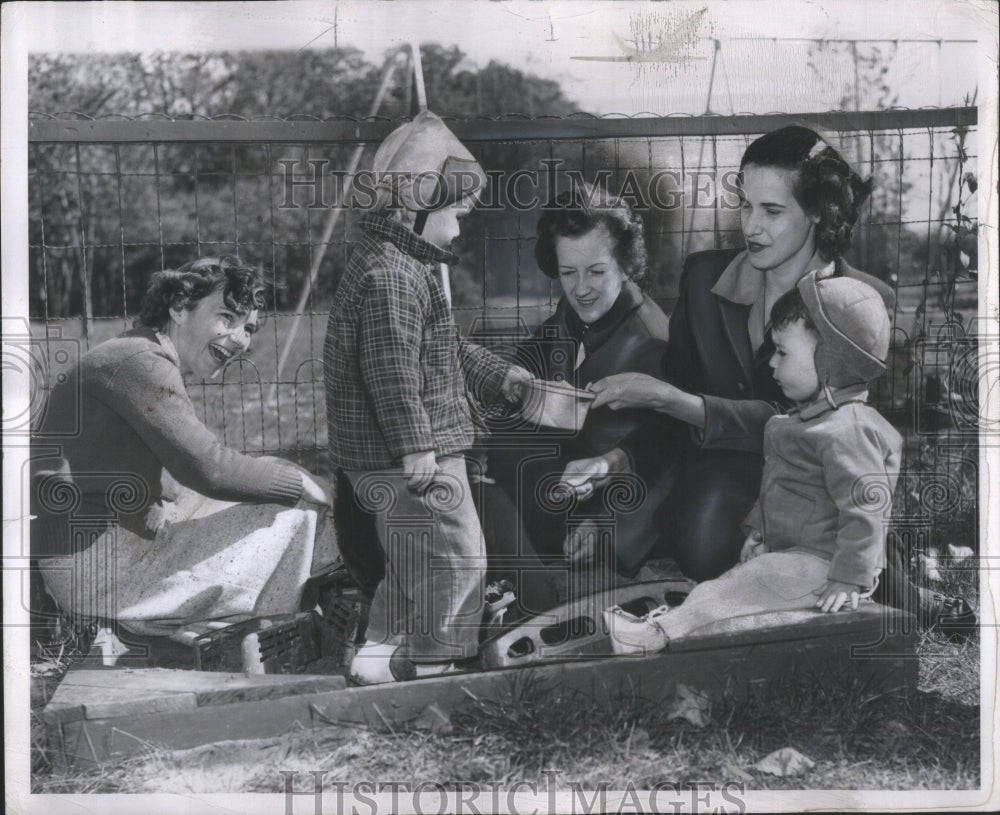 1952 Press Photo Mothers