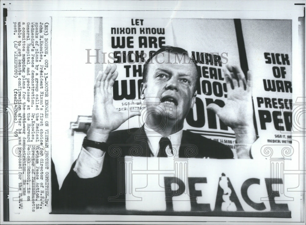 1969 Press Photo John H Knowles Director HEW