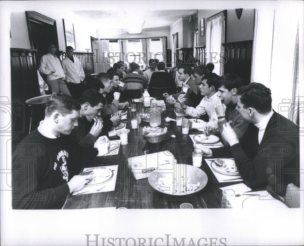 1966 Press Photo University of Michigan Students Dinner