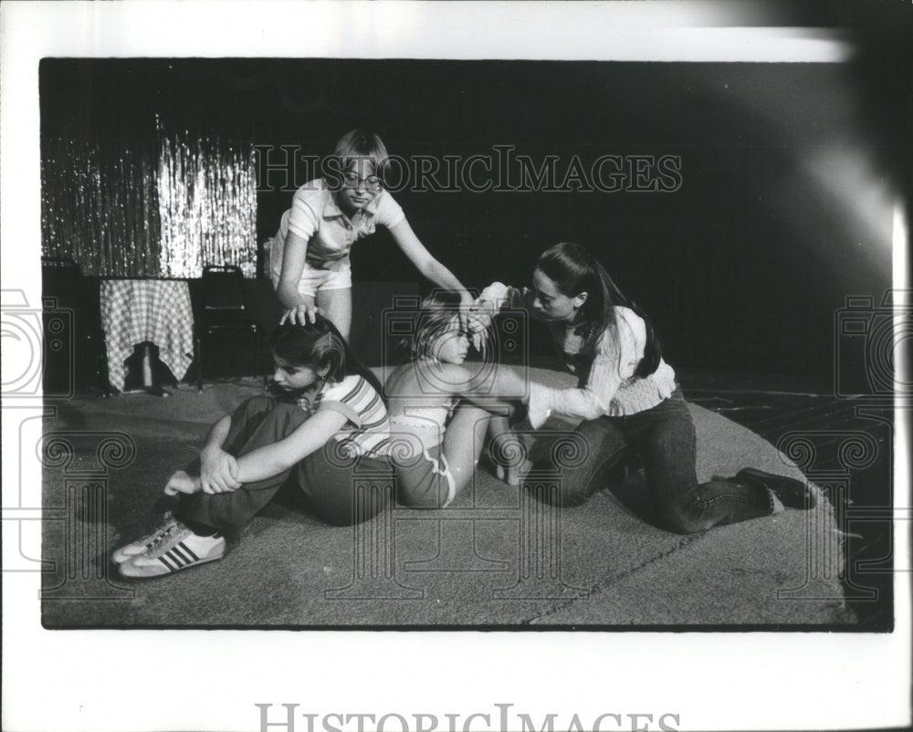 1980 Press Photo Eileen Weiss Teaches Theater Students