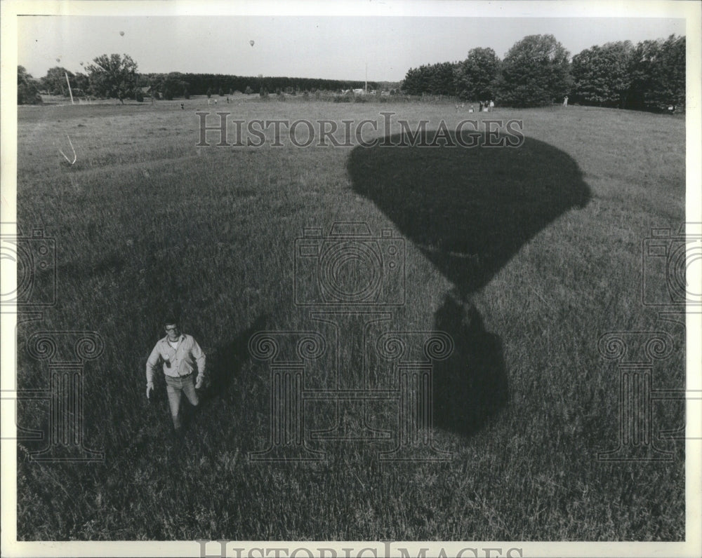 1983 Press Photo Crew Member Rush Basket Bob Cat Land