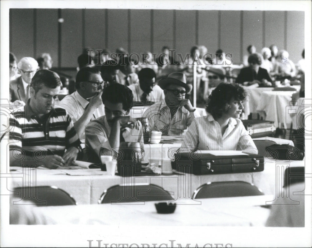 1982 Press Photo Oil lease bidders