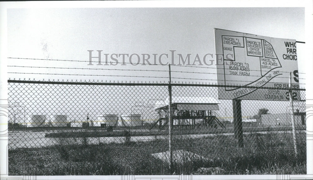 1982 Press Photo Tank farm on ford rd.which