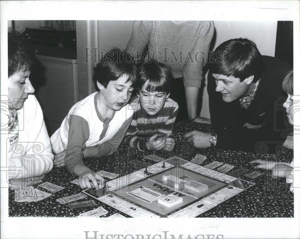 1963 Press Photo Family Playing &quot;Alpena&quot; Board Game