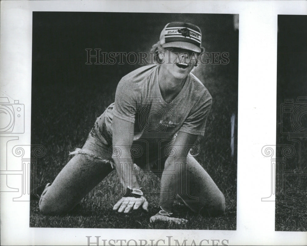 1982 Press Photo Jim Hudson Cheering Frisbee Team Games