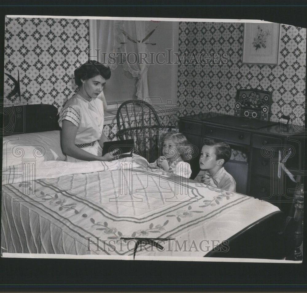 1956 Press Photo Mother Children praying prayers