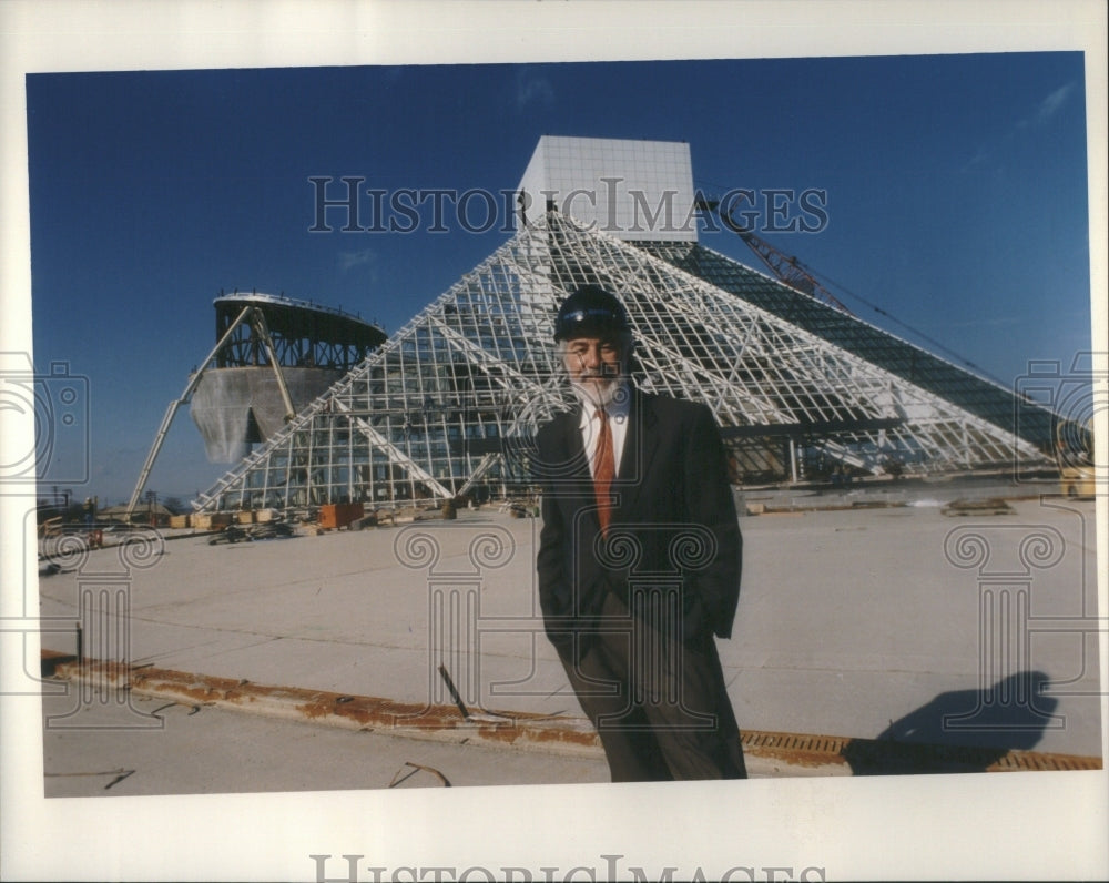 1995 Press Photo Dennis Barrie Rock and Roll Hall Fame