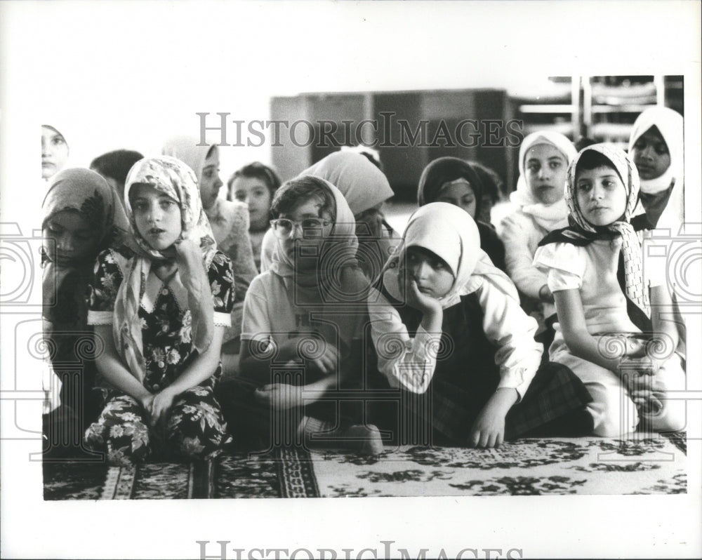 1991 Press Photo Children Pray At Huda Islamic School