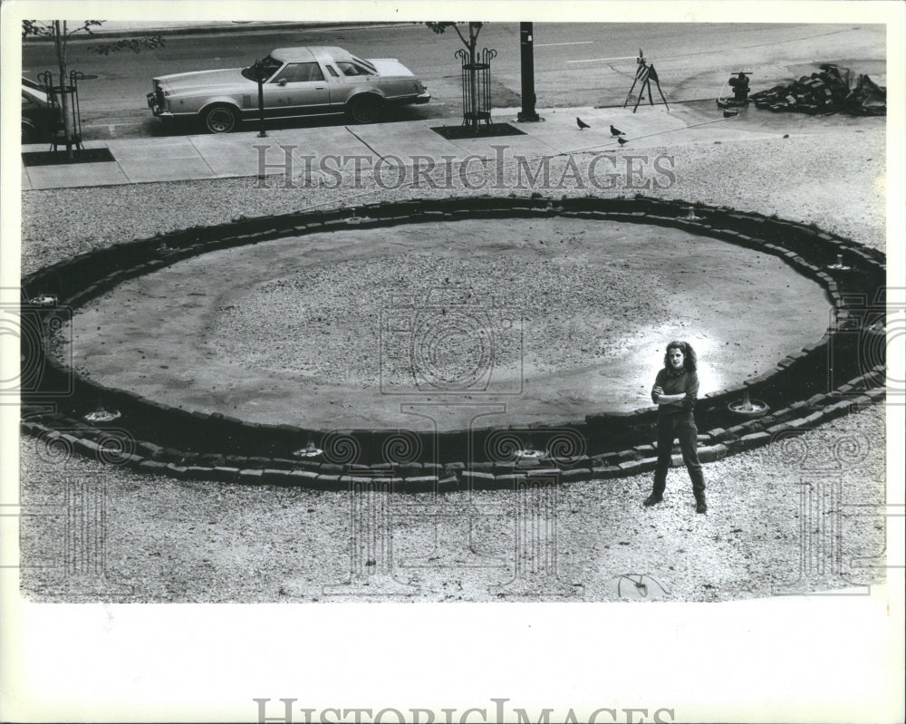 1983 Press Photo Jan Sullivan Grows Sculpture &quot;Garden&quot;