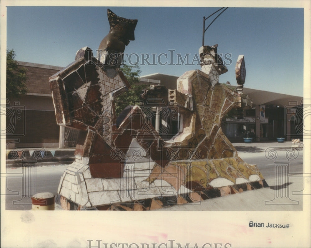 1992 Press Photo Hyde Park Sculpture &quot;Orisha&quot; Crumbling