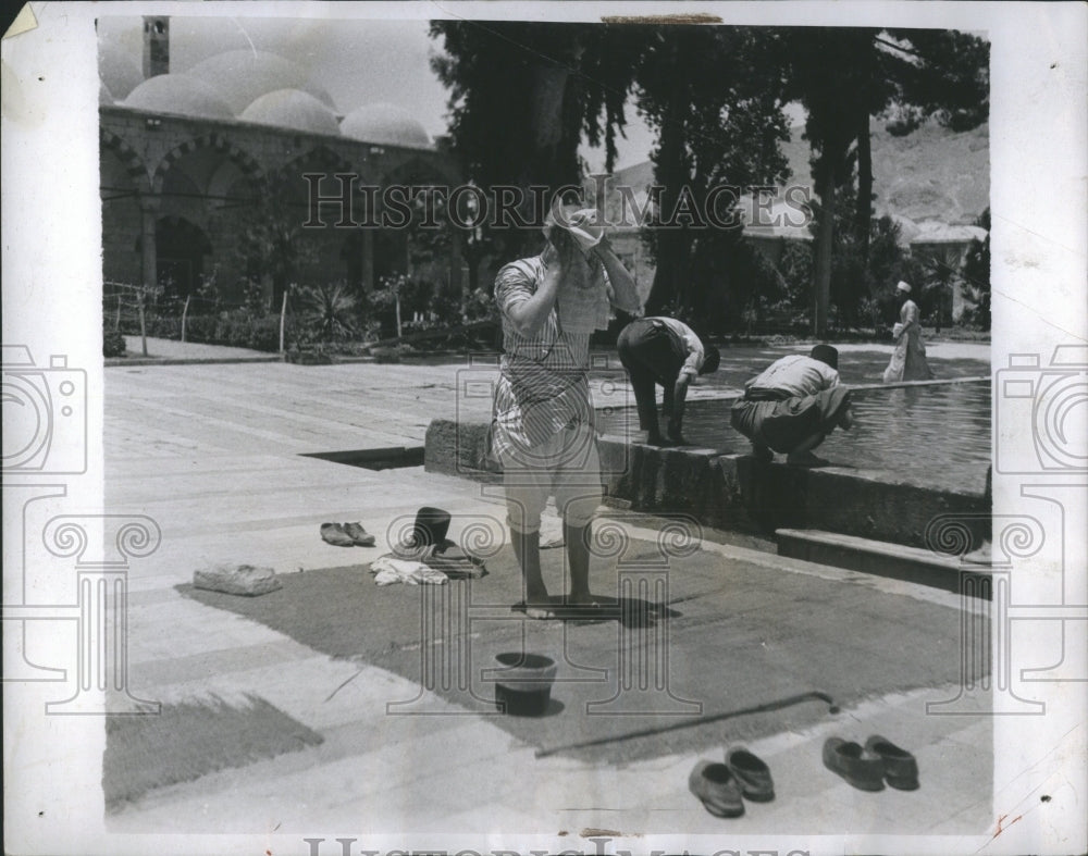 1935 Mohammedans practice religious rites - Historic Images