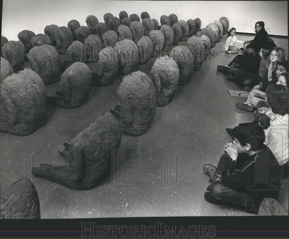 1982 Press Photo Students View Abakanowicz&#39;s Sculptures