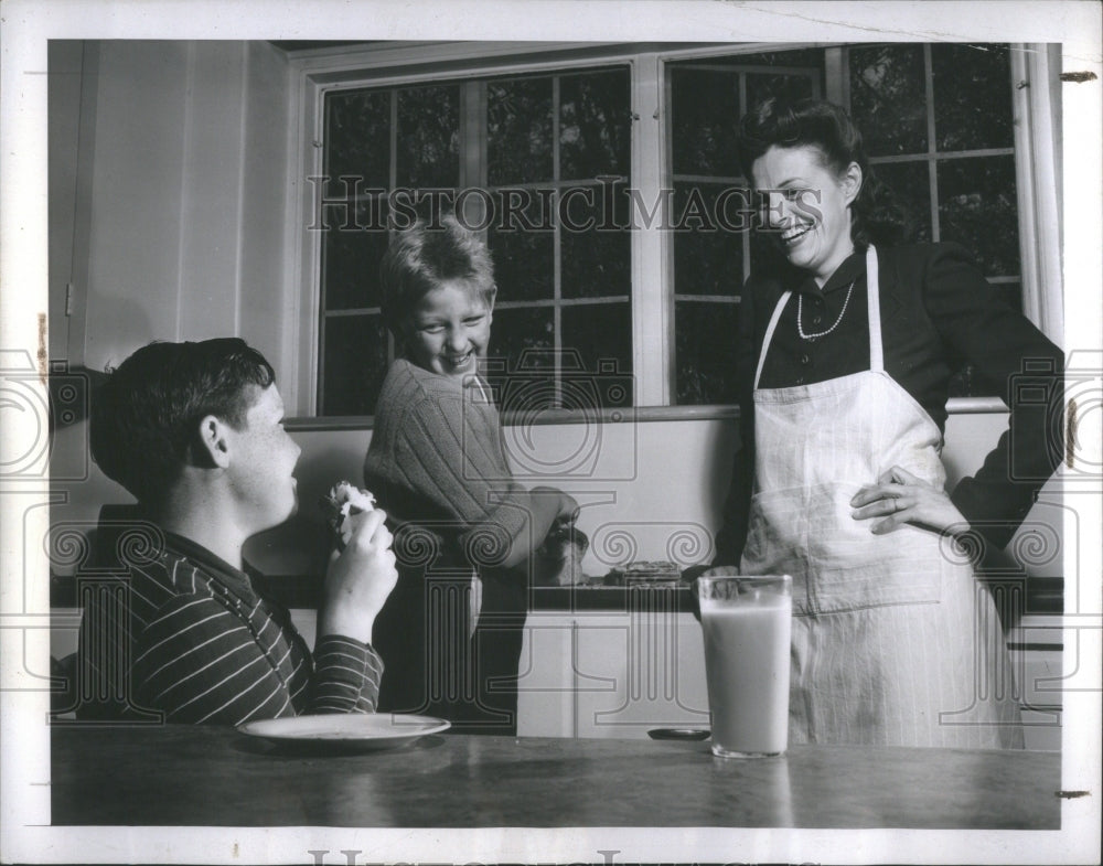 1944 Press Photo Students Peter Douglas &amp; Bill Thompson