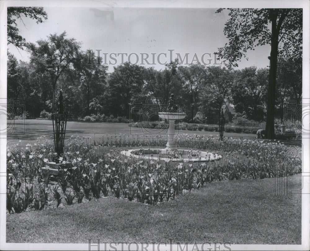 1948 Press Photo Detroit Garden Pilgrimage Ruth Mosher