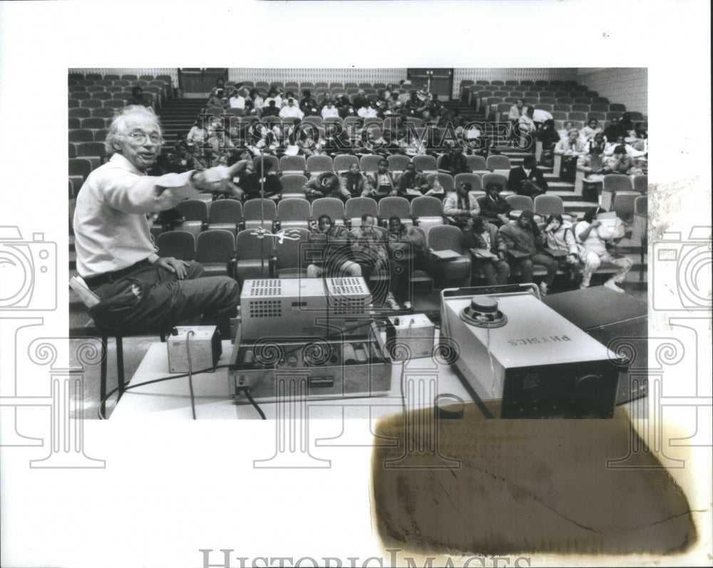 1986 Press Photo Physics Professor Teaching Class