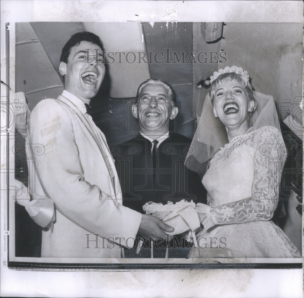 1959 Press Photo Willis Douglas Singers Wedding Flight