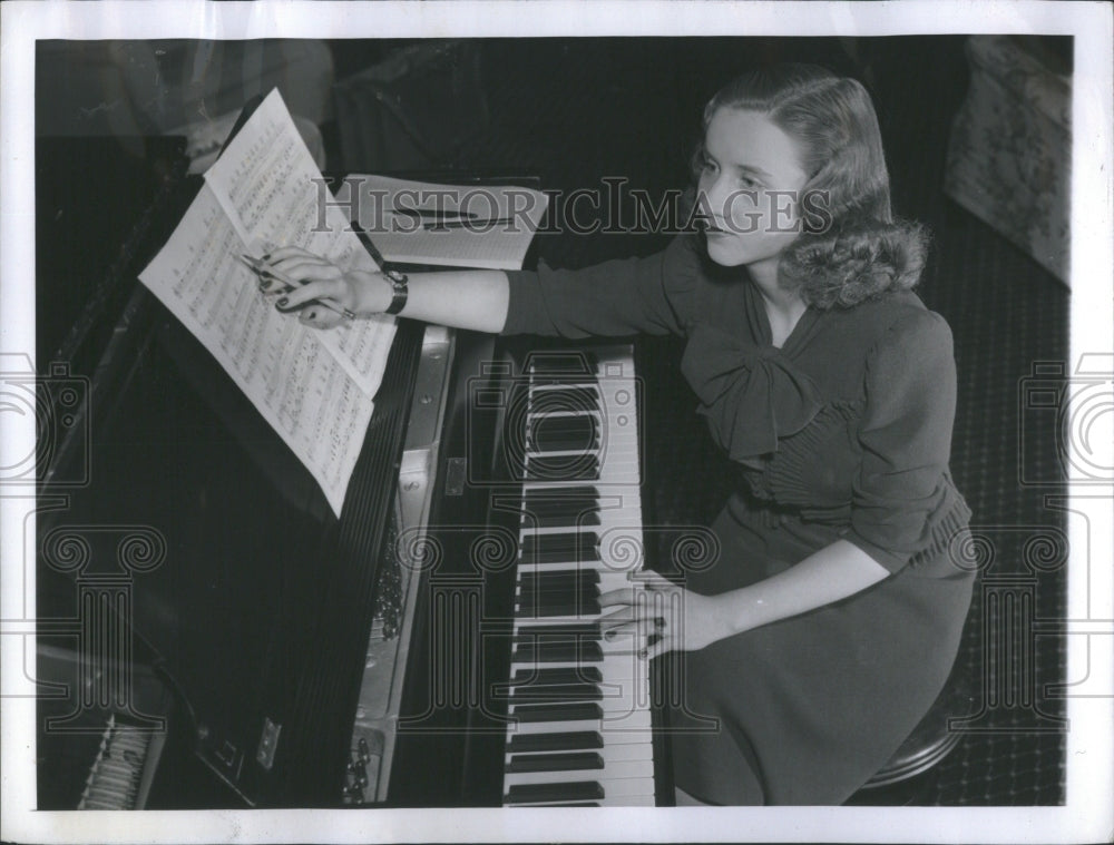 1942 Press Photo Elizabeth Firestone Composer Pianist