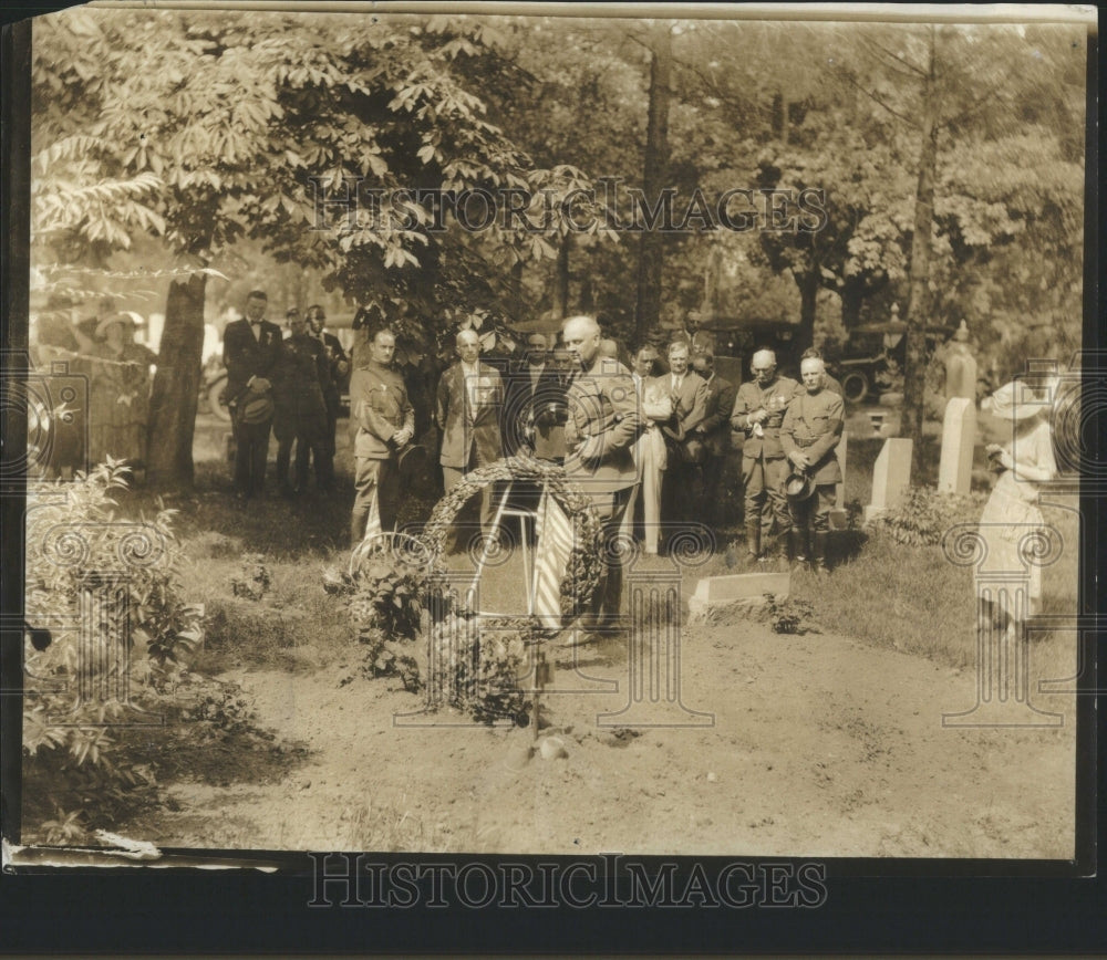 1923 Press Photo Guy Wilson Placing Wreath Grave
