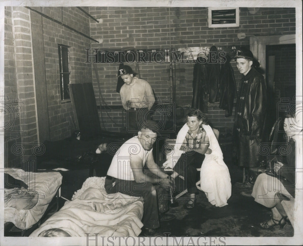 1953 Press Photo Firefighters Caring For Storm Refugees