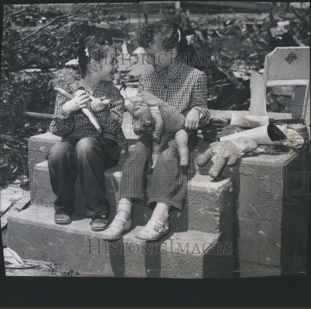 1953 Press Photo Children On Steps of Destroyed House