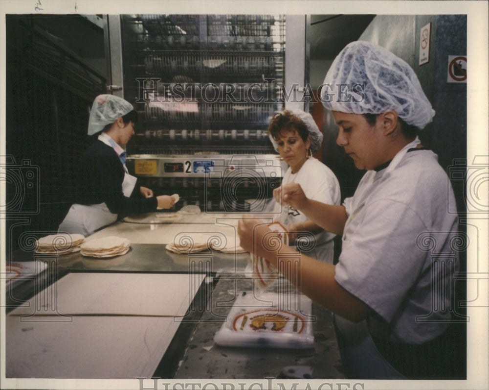 1993 Press Photo Latino Women Bat Tortillas in Factory