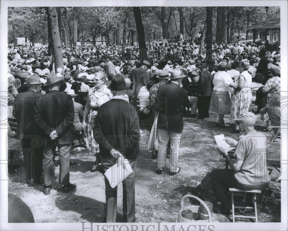 1963 Press Photo UAW retirees picnic.