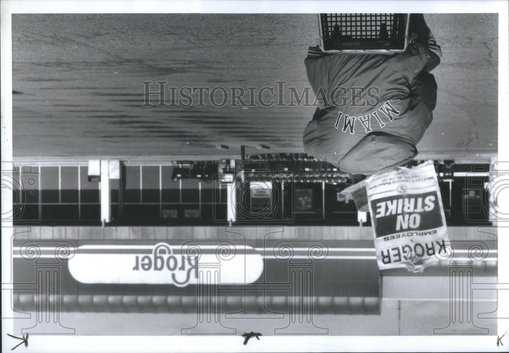 1992 Press Photo Kroger picketer sits outside on strike