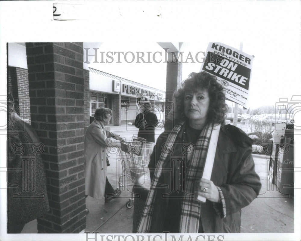 1992 Press Photo Kroger Employee Marches In Strike