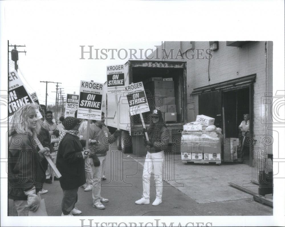 1992 Press Photo Kroger Employees Picket Back of Store