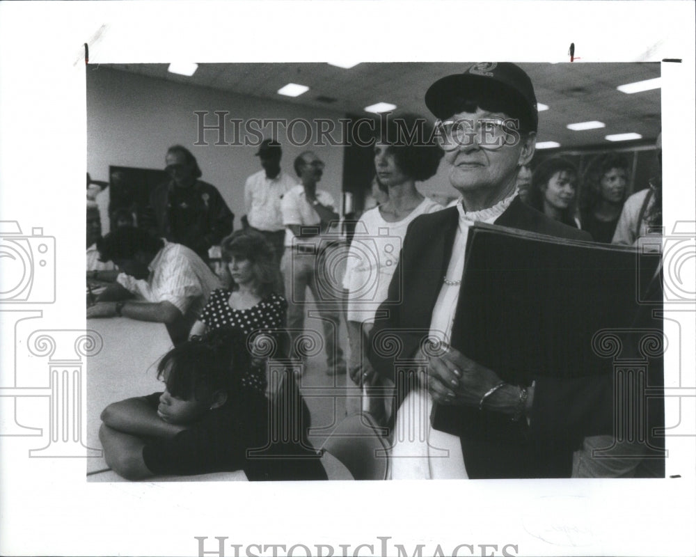 1992 Press Photo Margret Hoops Waits Kroger Union Vote