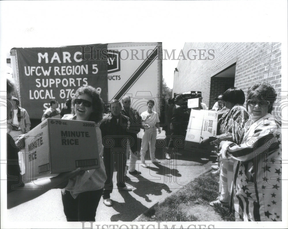 1992 Press Photo Striking Kroger Workers Given Food