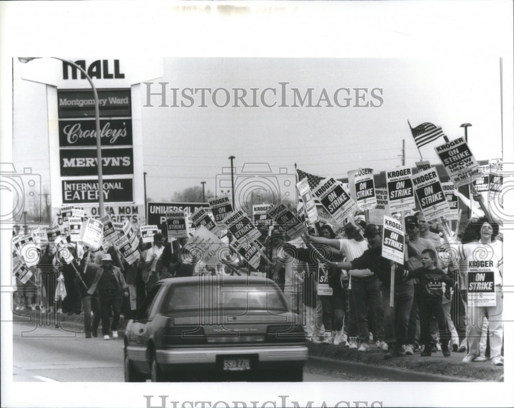 1992 Press Photo Striking Kroger Workers