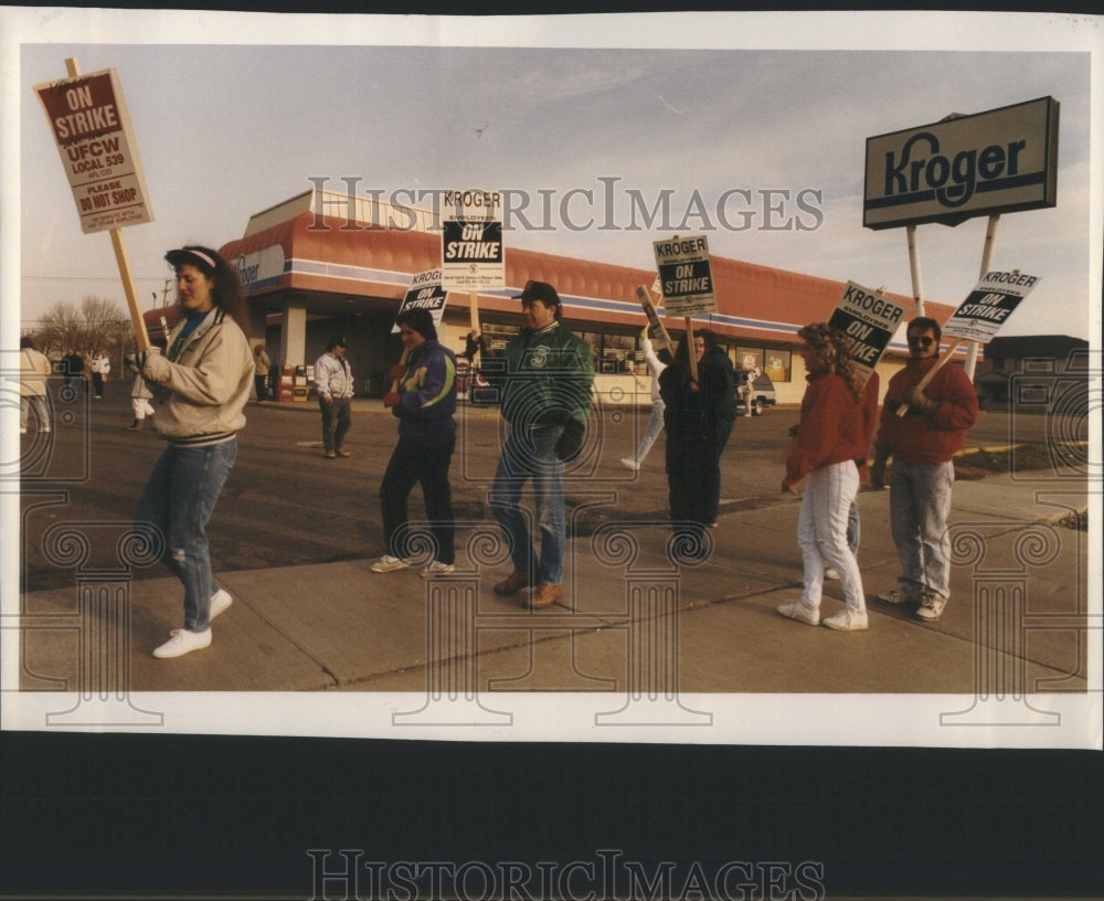 1992 Press Photo Striking Kroger Workers Picket Store