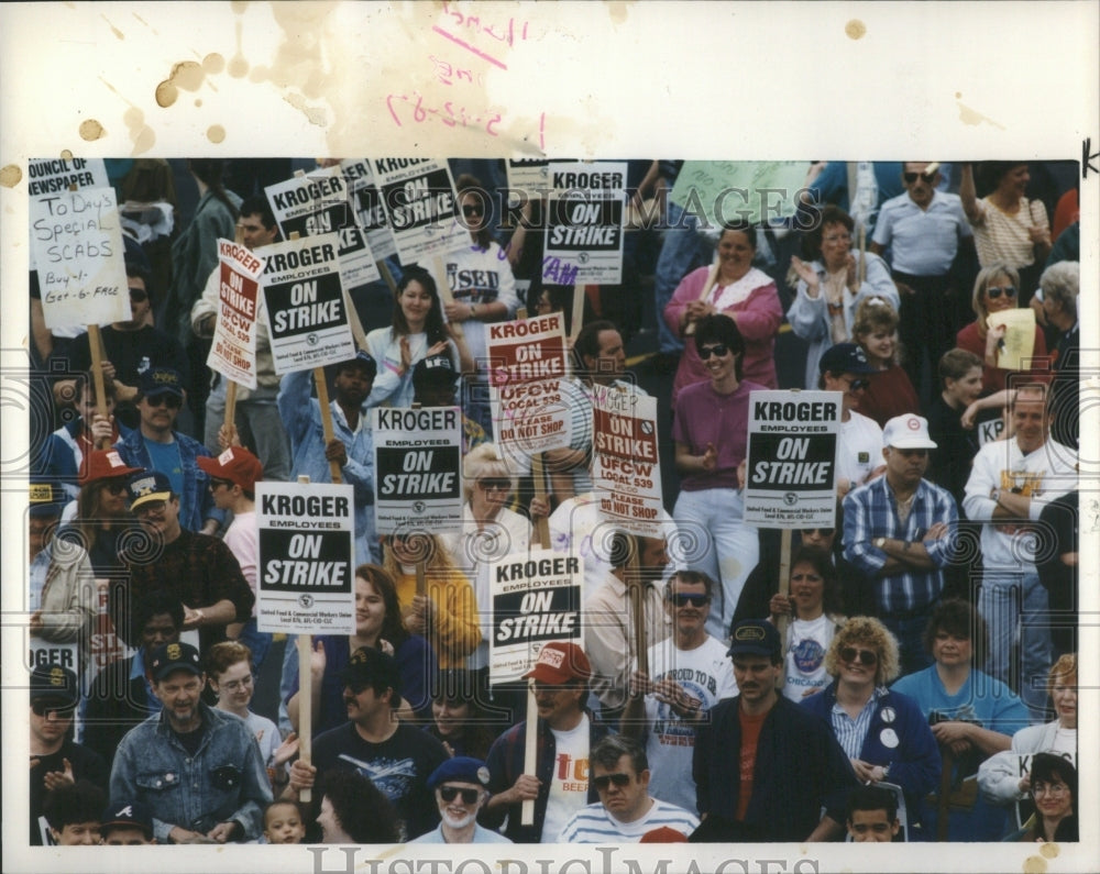 1992 Press Photo Kroger Employees March Together Strike