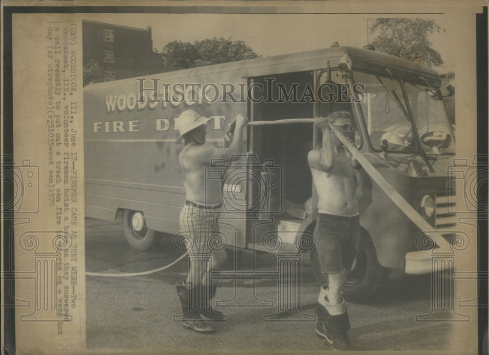 1976 Press Photo Volunteer Fire Fighter Hoist Fire Hose