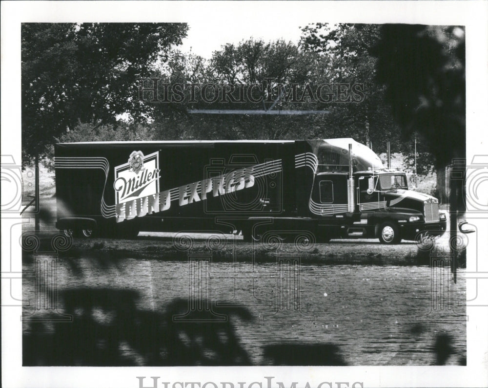 1986 Press Photo Miller Brewing &quot;Land Express&quot; Trucks