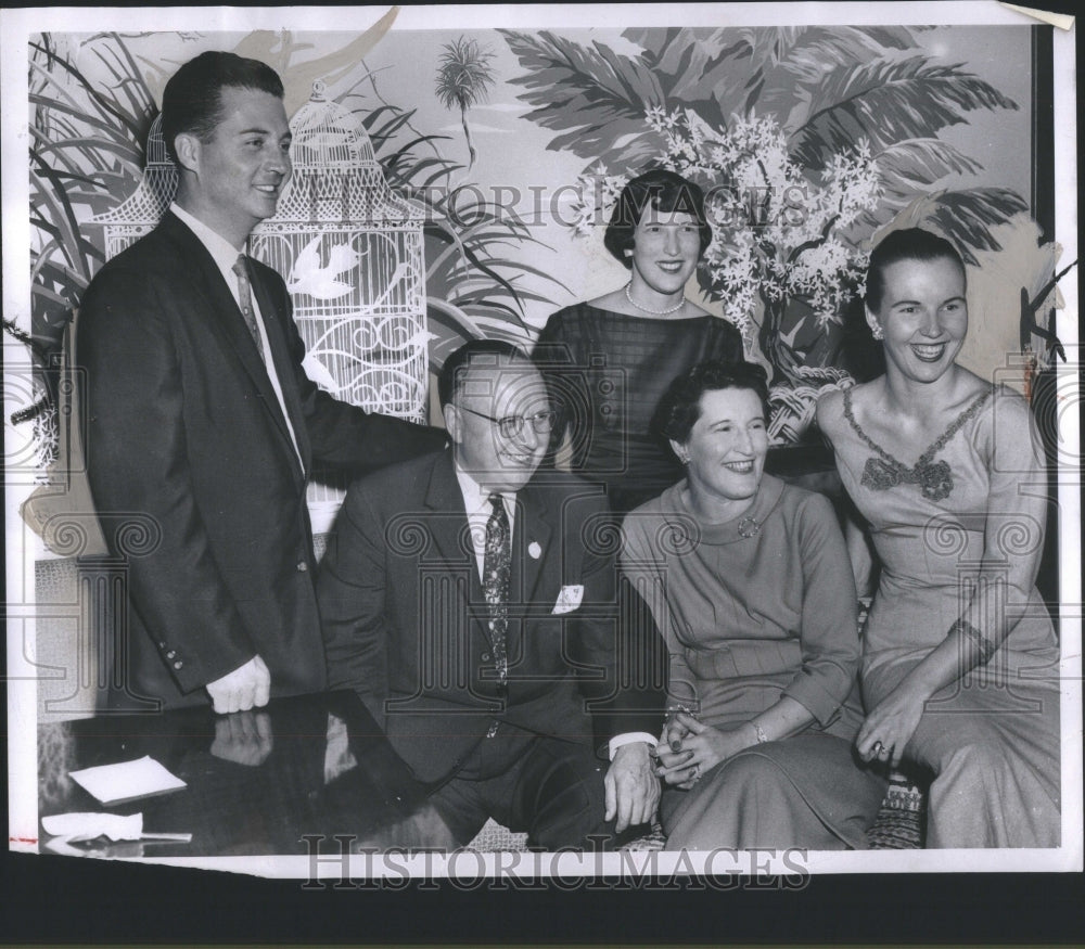 1958 Detroit mayor and family - Historic Images