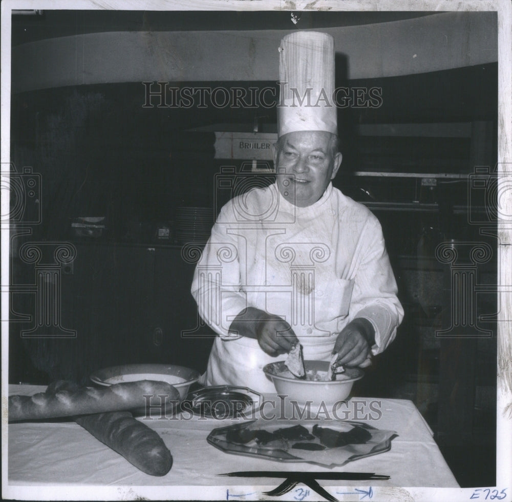 1970 Press Photo Person Cook People Food Preparation