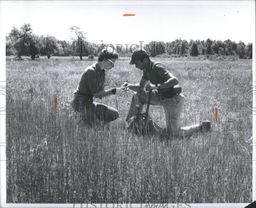 1959 Press Photo Teh Bank II Wife Fields Gun