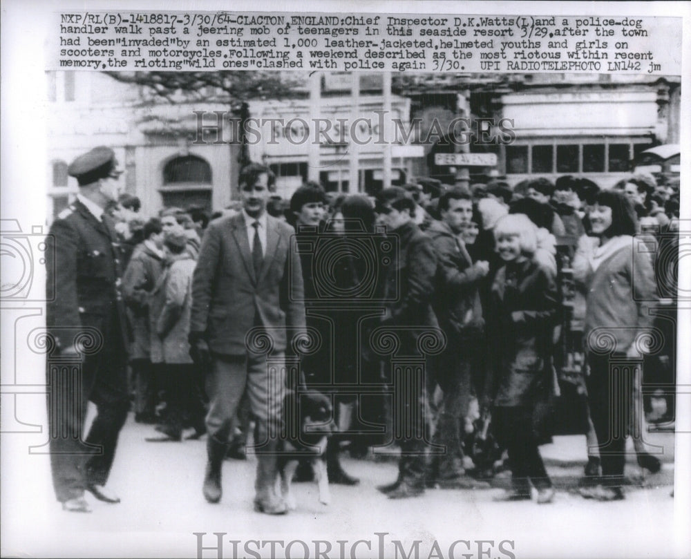 1964 Press Photo Police Clacton England Teenage Mob