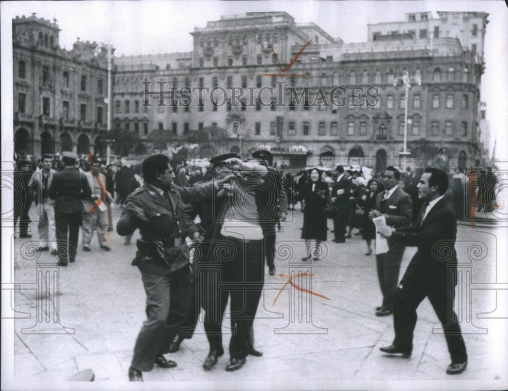 1963 Press Photo Peruvian Policeman Riots Military - Historic Images