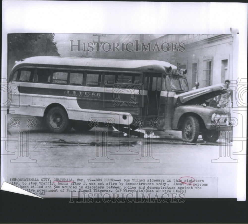 1962 Press Photo Riot Bus Burns City Traffic Police