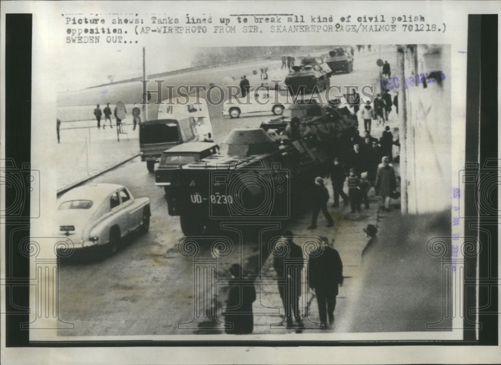1970 Press Photo Poland Riots Tanks Break Polish