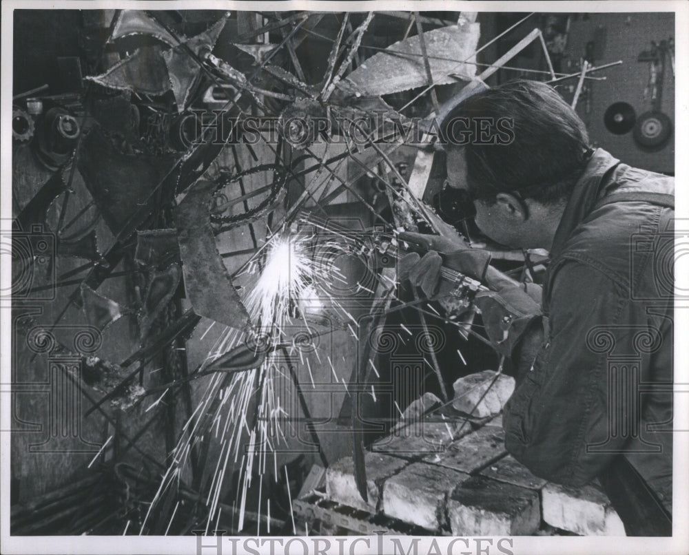 1965 Press Photo Anthony Bernardi Art Work Sculpture