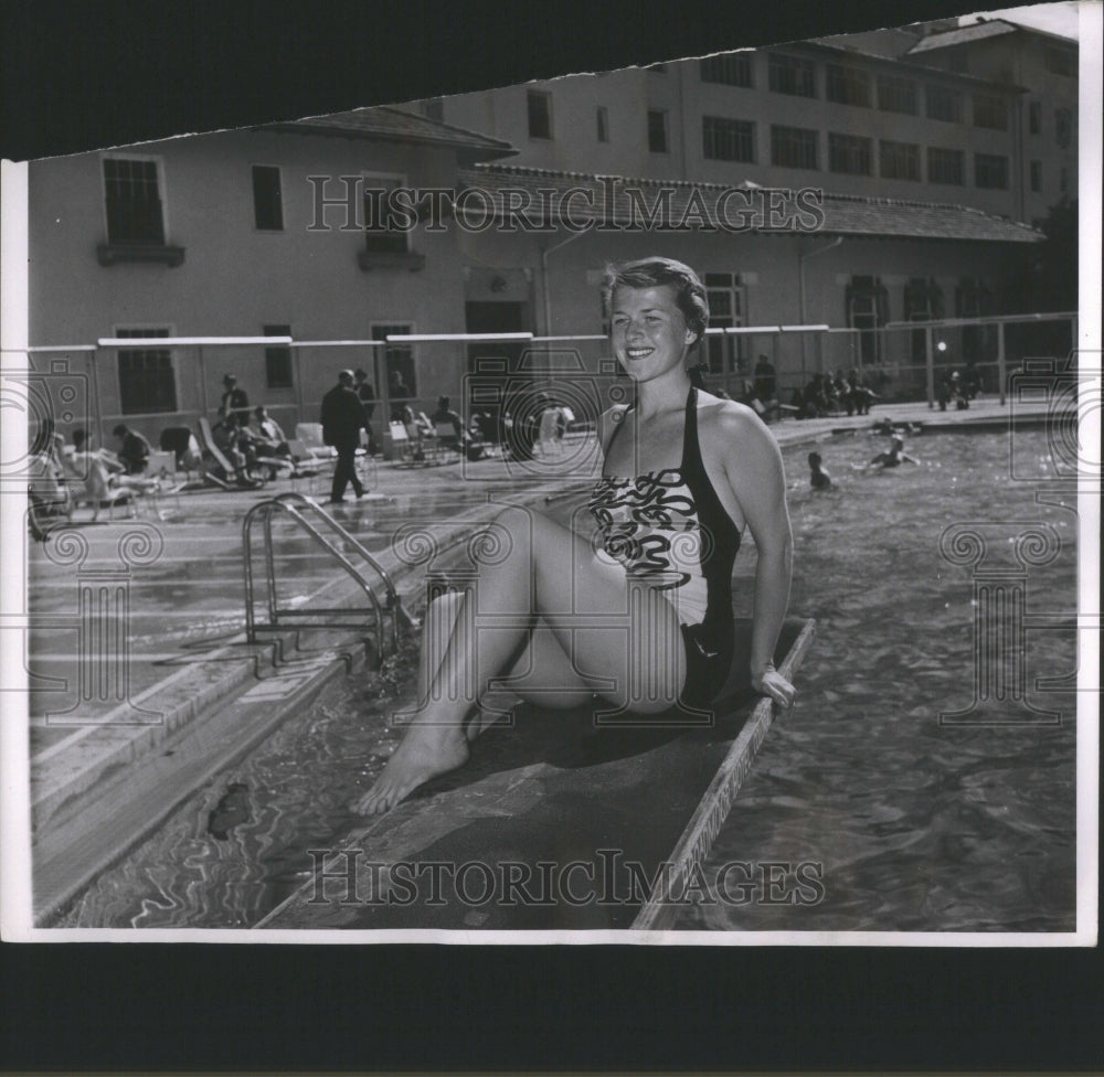 Press Photo People Enjoys Swimming Lady Smiles Water
