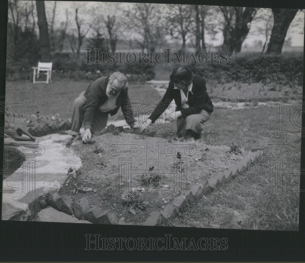 1990 Press Photo Sculptor Davidson Wife Work Flower Bed