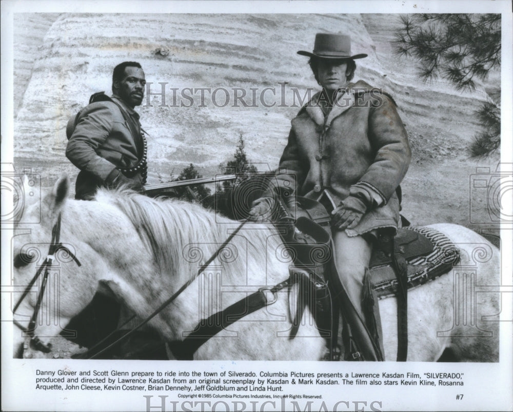 1985 Press Photo SILVERADO: men on horses w/ guns