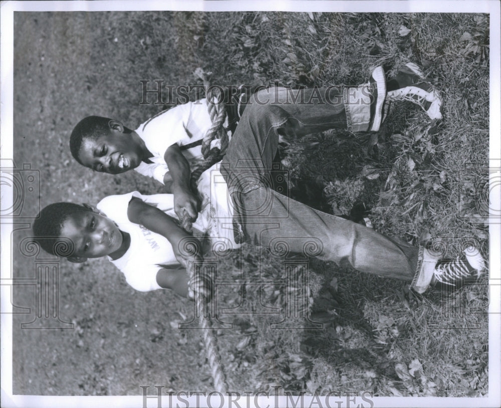 1959 Press Photo Two Boys Pulling the Rope