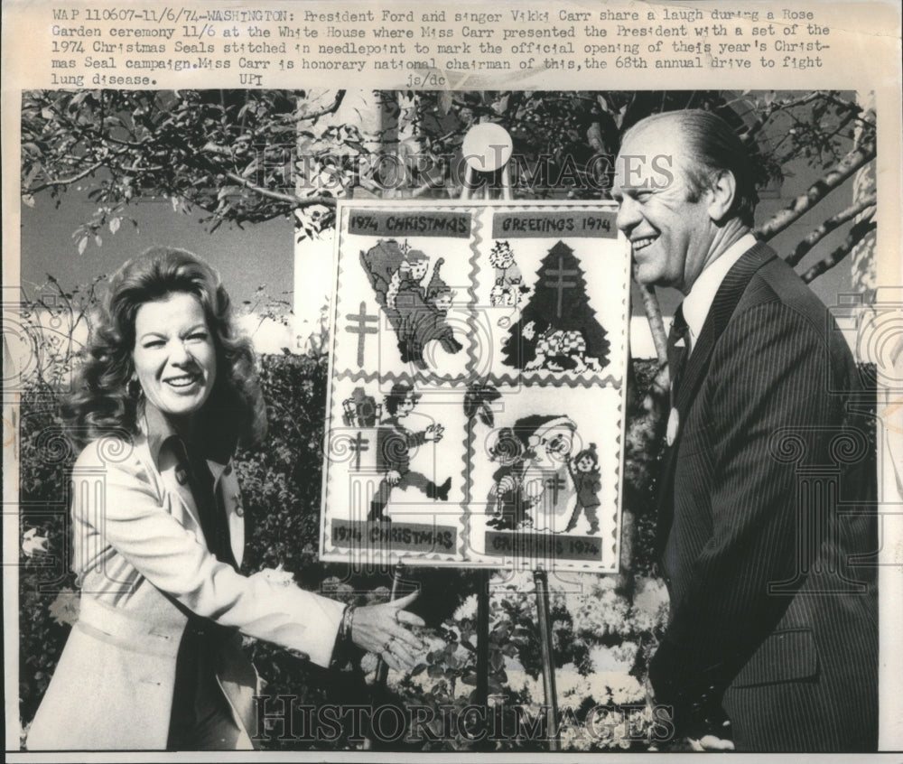 1974 Press Photo Ford Vikki Carr Rose Garden Christmas - Historic Images